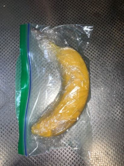 購入したバナナをラップに包みシップロックして冷蔵庫に保管