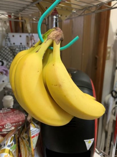 購入時の吊るした状態のバナナ